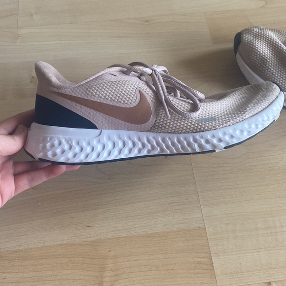 Rose gold Nike revolution 5s - Picture 2 of 4